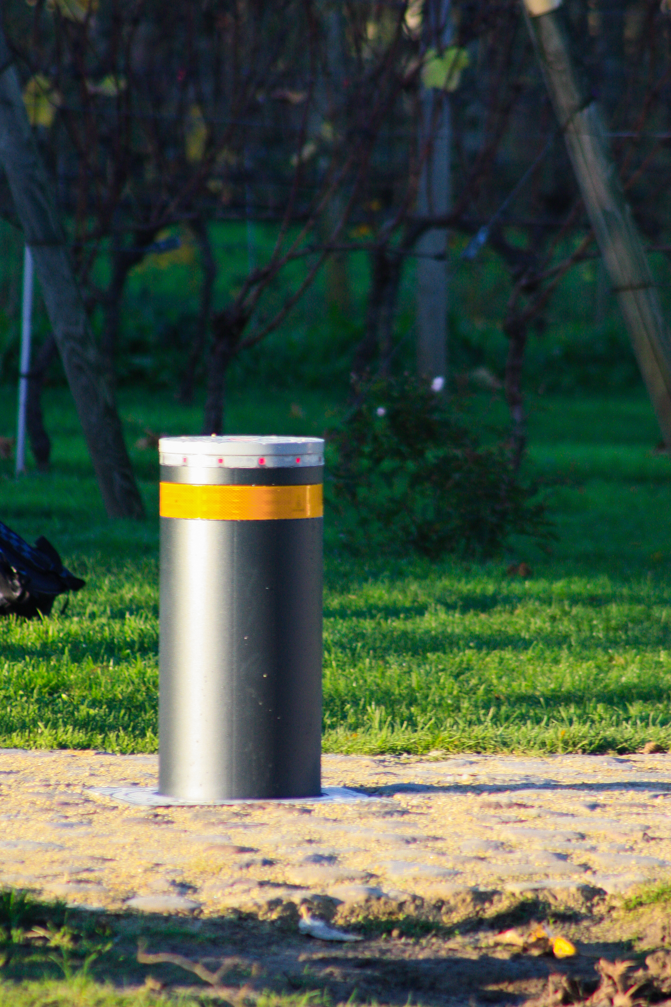 Foto van een verzinkbare paal type J275 bij Vinkenest