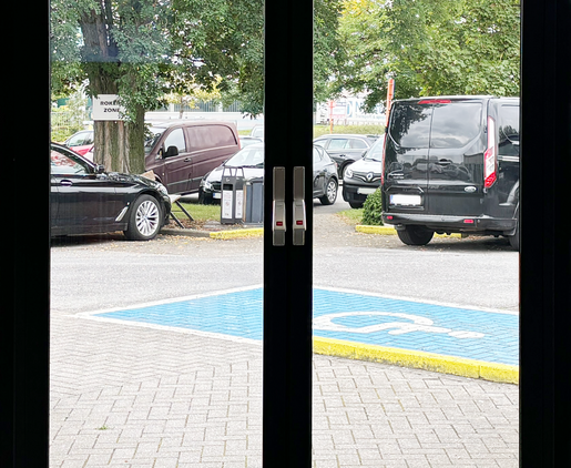 Anti-paniek schuifdeur met break-out systeem